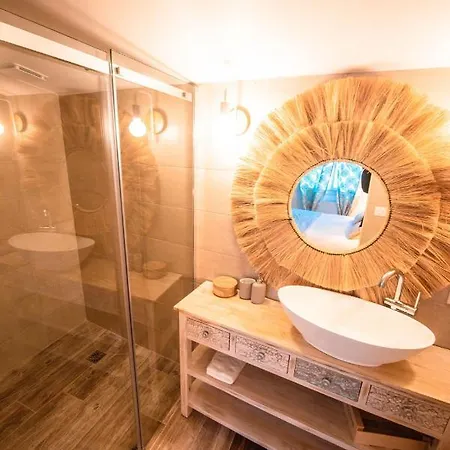 Dom wakacyjny La Boheme. Maison De Village Cosy, Jardin Et Spa. Octon