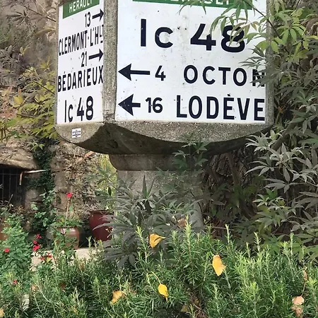 Dom wakacyjny La Boheme. Maison De Village Cosy, Jardin Et Spa. Octon